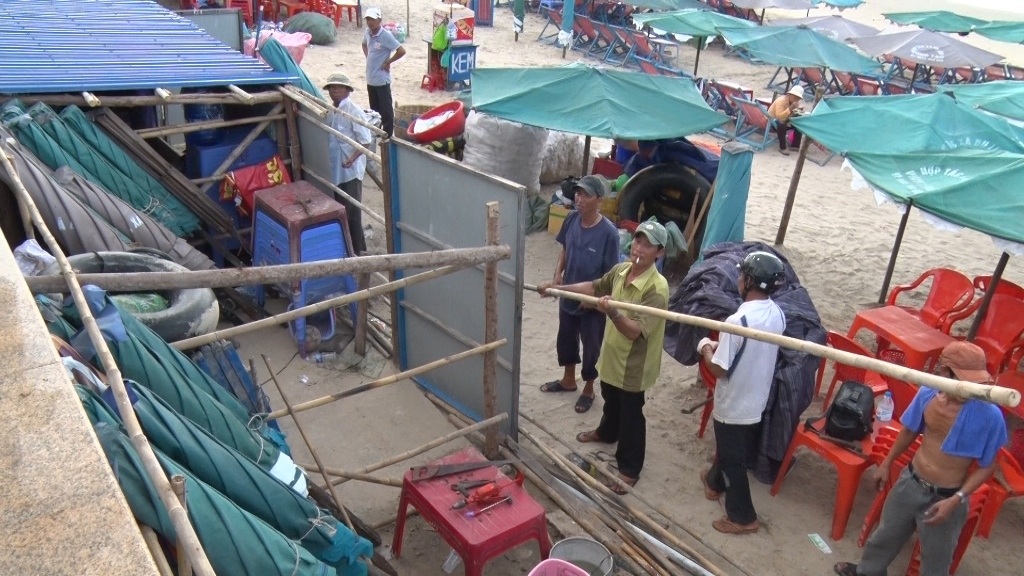 Tháo dỡ hàng chục ki ốt trái phép ven bờ biển - 2 Các
ki ốt làm mất mỹ quan bãi tắm Bãi Sau đang được tháo dỡ