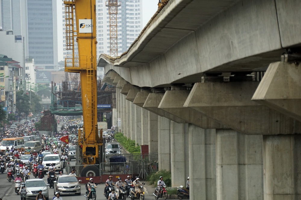 Địa thế bằng phẳng như Hà Nội mà phải đi tàu lượn? - 2 Những đường cong mềm mại của
đường sắt đô thị đoạn đường Nguyễn Trãi (ảnh Hữu Nghị)