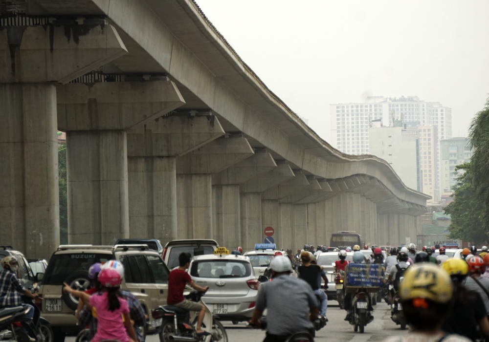 Địa thế bằng phẳng như Hà Nội mà phải đi tàu lượn? - 1 Đường sắt Cát Linh - Hà Đông uốn
lượn dọc đường Nguyễn Trãi (Ảnh: Hữu Nghị)