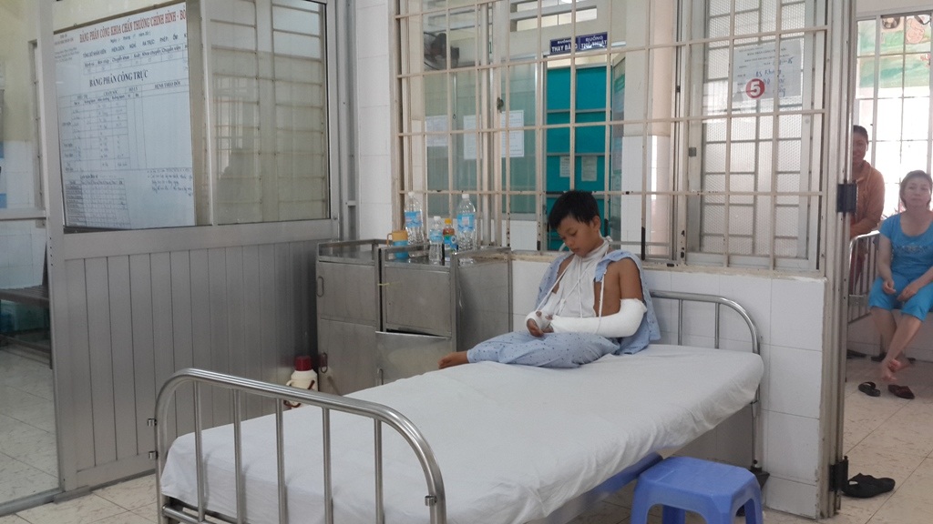 Tập leo tường giống trò chơi truyền hình, bé trai bị gãy 2 tay - 1 Cháu N. đang được điều trị tại bệnh viện