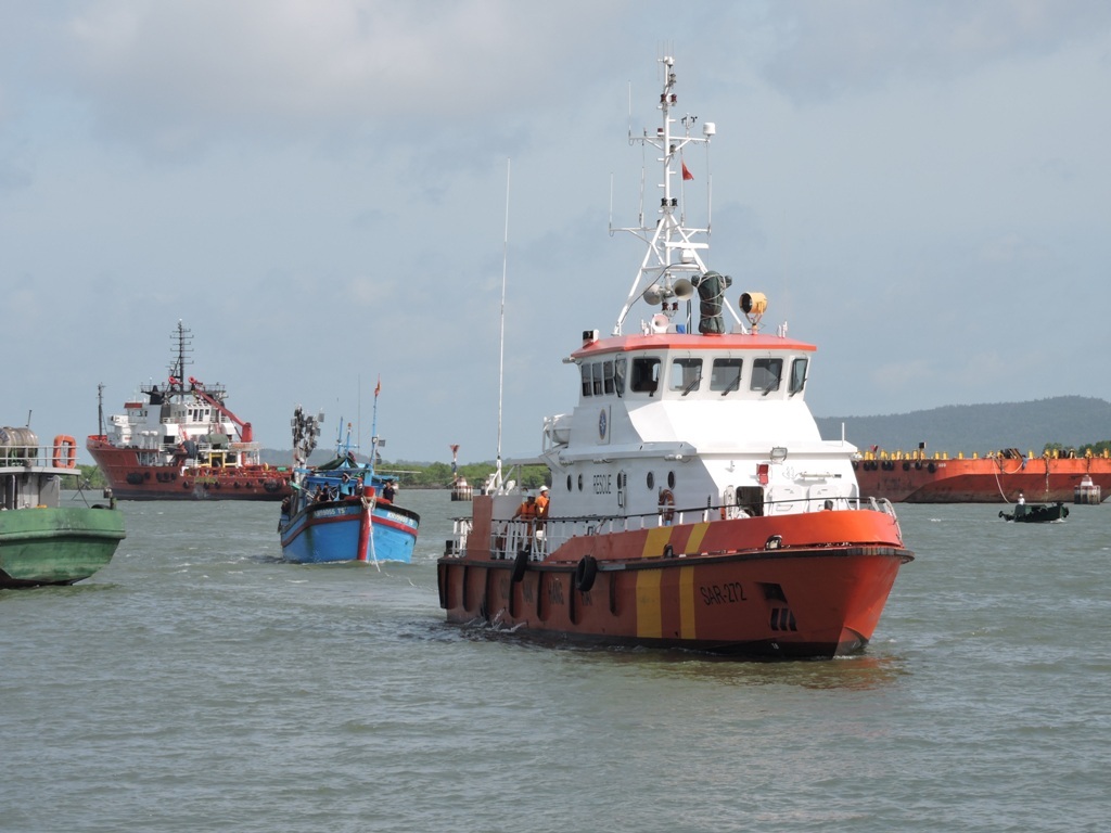 9 ngư dân gặp nạn trên vùng biển đang ảnh hưởng bão - 1 Tàu cá KH 99055 TS được tàu SAR 272 lai dắt về Vũng Tàu