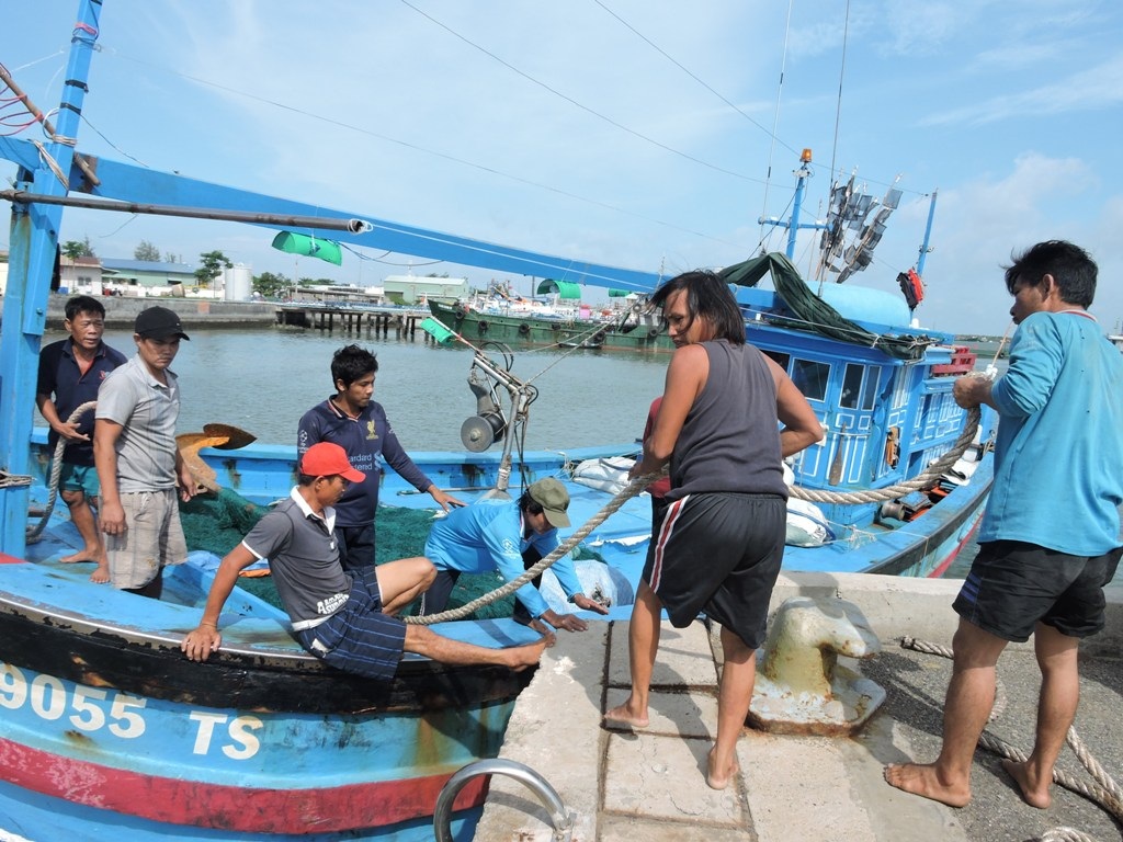 9 ngư dân gặp nạn trên vùng biển đang ảnh hưởng bão - 2 Các ngư dân lên bờ và tiến hành sửa hộp số để tiếp tục ra biển