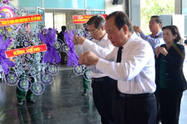 Lãnh đạo TPHCM viếng hai nhạc sĩ Phan Huỳnh Điểu và Phan Nhân - 1 Bí thư Thành ủy Lê Thanh Hải đến viếng tang