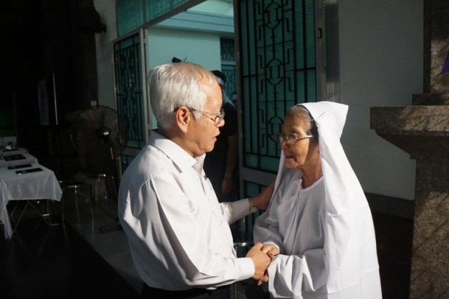 Lãnh đạo TPHCM viếng hai nhạc sĩ Phan Huỳnh Điểu và Phan Nhân - 3 Ông động viên NSƯT Phi Điểu (vợ nhạc sĩ Phan Nhân) cố vượt
qua nỗi đau, mất mát to lớn này