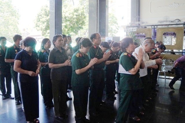 Lãnh đạo TPHCM viếng hai nhạc sĩ Phan Huỳnh Điểu và Phan Nhân - 4 Nhiều màu áo lính đến viếng 2 ông