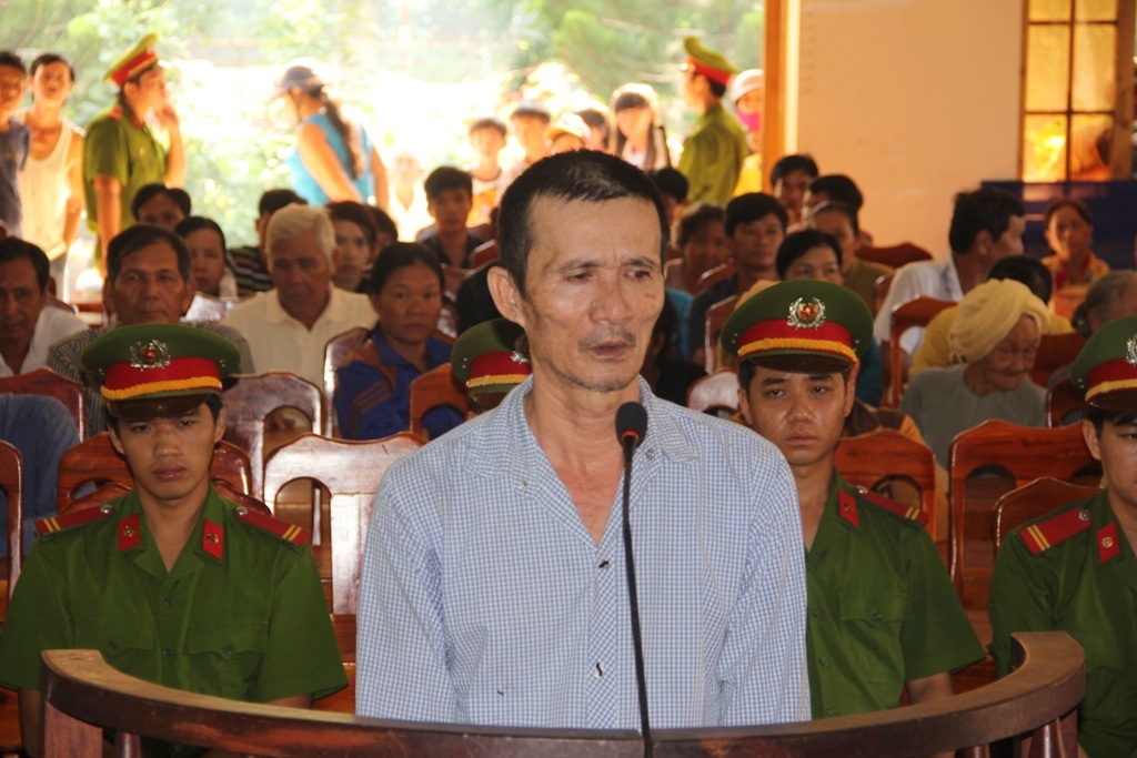 Lấy rựa chém cả vợ lẫn mẹ vì ghen tuông - 1 Bị cáo Phạm Văn Trai tại phiên tòa xét
xử lưu động