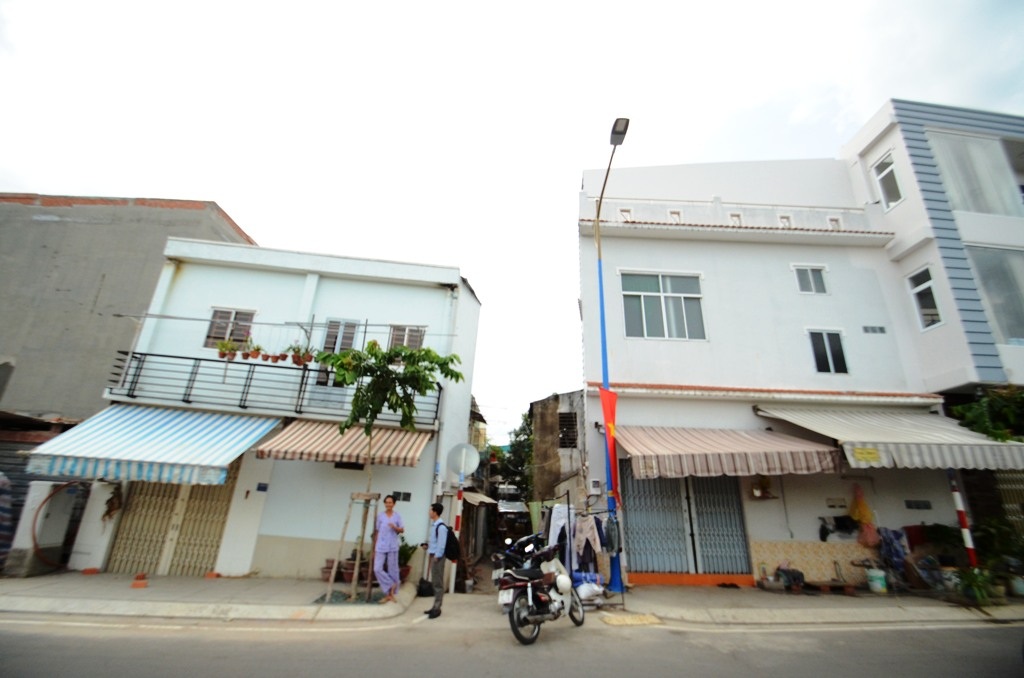 Sống khốn khổ trong những ngôi nhà nghiêng lún, nứt toác nghiêm trọng - 1 Ngôi nhà xiêu vẹo do bị ảnh hưởng thi
công dự án kênh Tân Hóa – Lò Gốm