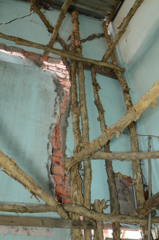 Sống khốn khổ trong những ngôi nhà nghiêng lún, nứt toác nghiêm trọng - 2 Nhà ông Trình Bá Tài bị nứt toác
nghiêm trọng, tường nhà bị đứt gãy hoàn toàn
