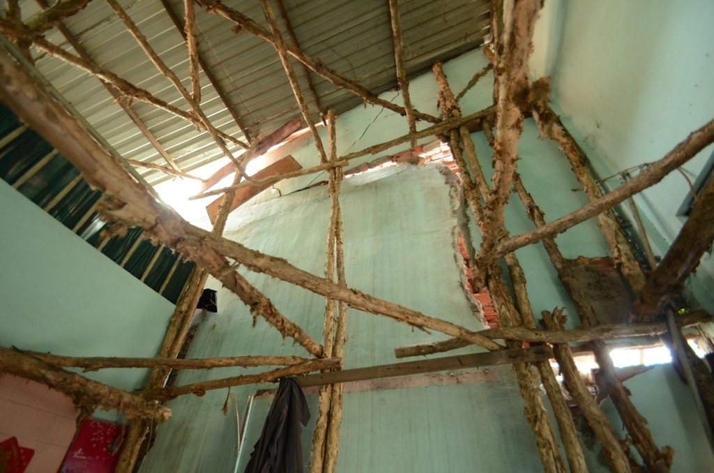 Sống khốn khổ trong những ngôi nhà nghiêng lún, nứt toác nghiêm trọng - 3 Để tránh đổ sập hoàn toàn, ngôi nhà
được chằng chống bởi nhiều cây gỗ