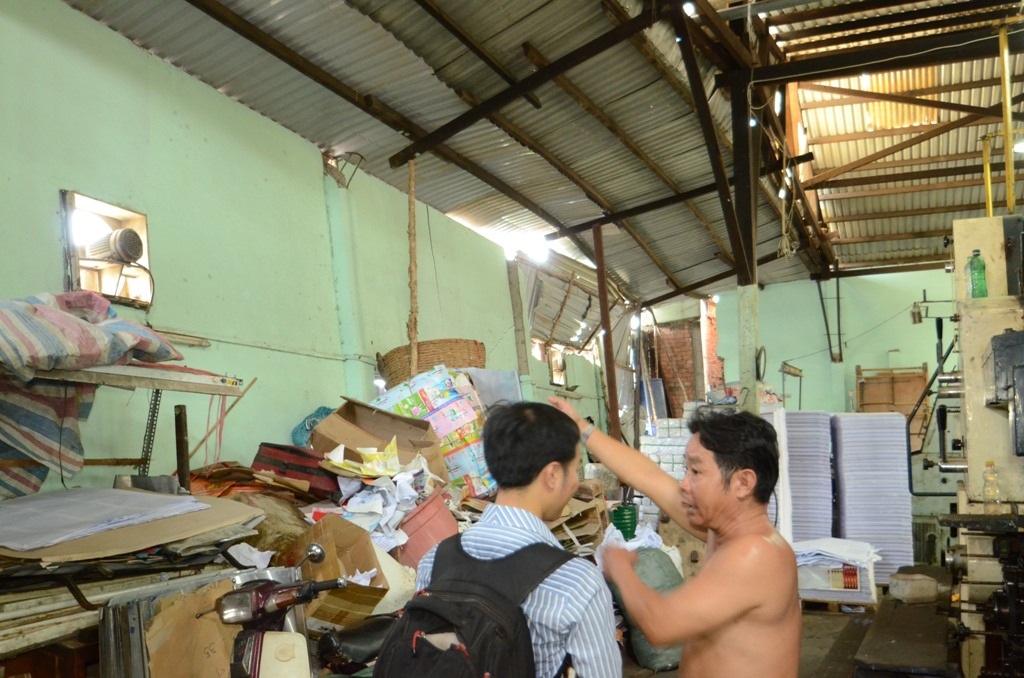 Sống khốn khổ trong những ngôi nhà nghiêng lún, nứt toác nghiêm trọng - 4 Tường bị nghiêng gần của mét, ông
Danh phải dùng thanh gỗ chống mái tôn