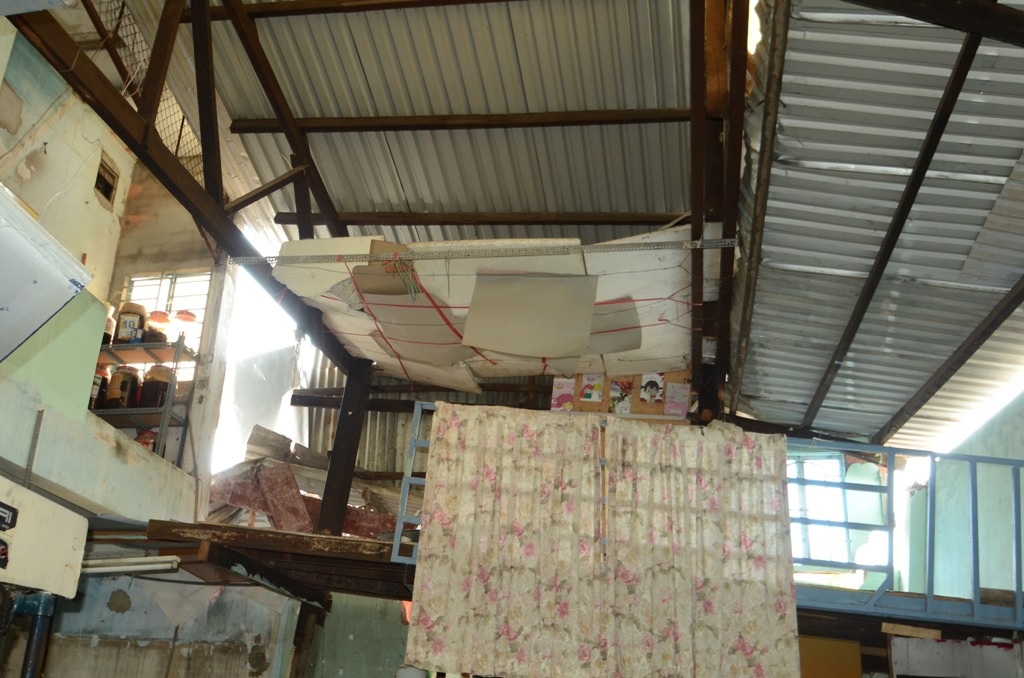 Sống khốn khổ trong những ngôi nhà nghiêng lún, nứt toác nghiêm trọng - 5 Tường bị nghiêng gần của mét, ông
Danh phải dùng thanh gỗ chống mái tôn