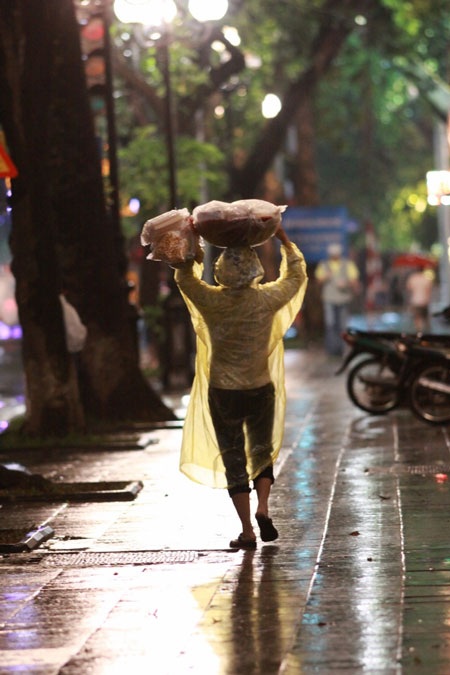 Những dáng hình mưu sinh trong đêm mưa Hà Nội - 5 Gia Chính - Đăng Hà