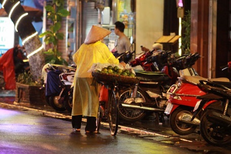 Những dáng hình mưu sinh trong đêm mưa Hà Nội - 14 Gia Chính - Đăng Hà