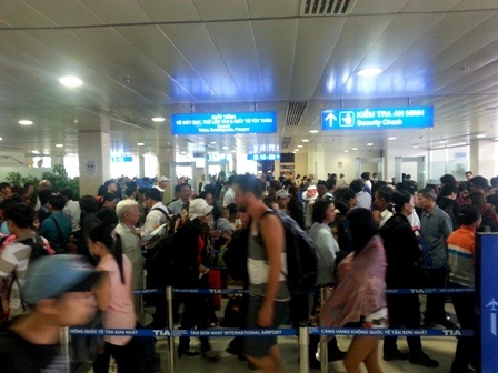 Hình ảnh chật chội, chen chúc thường thấy ở sân bay Tân Sơn Nhất (TPHCM)