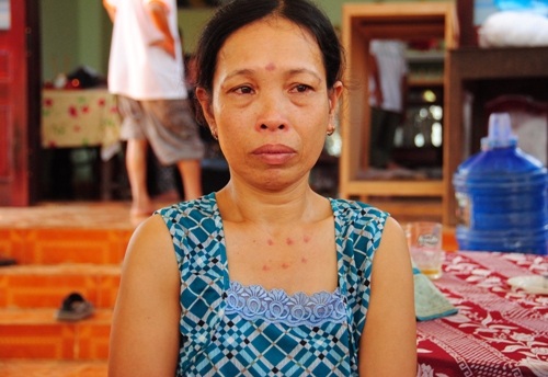 Khi đu dây là con đường mưu sinh duy nhất - 2 Bà Thọ vừa bị ngã khi đu dây qua sông, chưa hồi phục thì nhận tin dữ của chồng.
