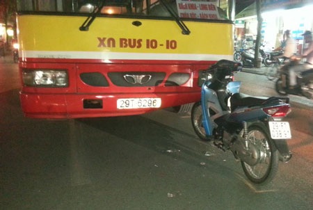 Hà Nội: Xe buýt lấn đường, tông thẳng vào xe máy - 1 Chiếc xe máy găm thẳng vào đầu xe buýt.
