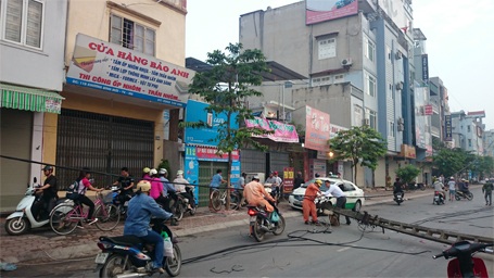 Cột điện đổ ngang đường, dòng xe leo vỉa hè “thoát thân” - 4 Lực lượng chức năng xử lý sự cố.