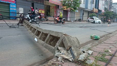 Cột điện đổ ngang đường, dòng xe leo vỉa hè “thoát thân” - 1 Cột điện nằm vắt ngang đường