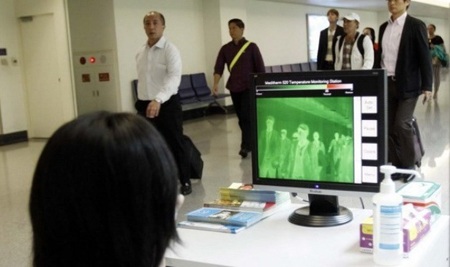 Cảng hàng không Đà Nẵng tăng cường giám sát dịch Ebola - 1 Giám sát thân nhiệt của hành khách tại sân bay qua máy đo. (Ảnh: TTXVN)