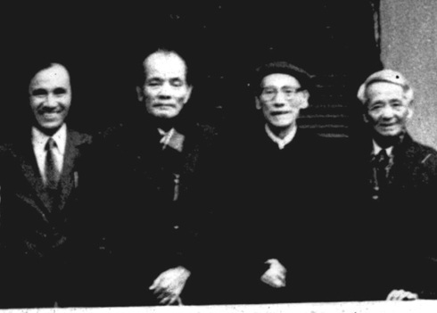 Từ phải sang: GS. Nguyễn Xiển, GS. Hoàng Minh Giám, GS. Nguyễn Lân và tác giả.