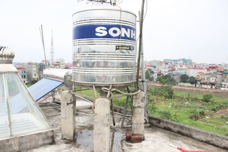 Người dân sử dụng nguồn nước không đảm bảo nên các thiết bị lọc nước, chứa nước đều rất bẩn.