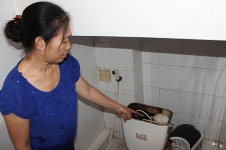 Người dân sử dụng nguồn nước không đảm bảo nên các thiết bị lọc nước, chứa nước đều rất bẩn.