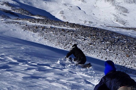 Một người đàn ông bị tuyết vùi trên núi được nhóm của Linh đi qua cứu sống. Ảnh: Mỹ Linh.