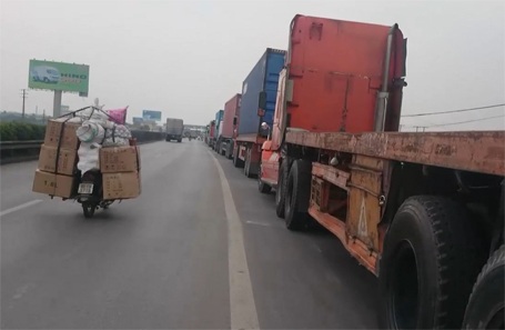 Những xe dừng bên đường vào ăn cơm đỗ thành hàng dài, chiếm hết phần đường của xe 2 bánh.