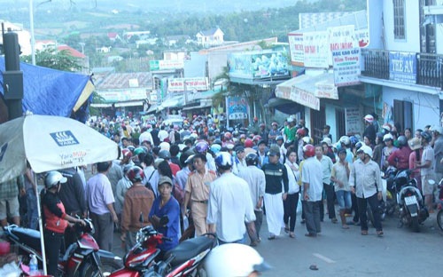 Nữ tài xế “làm loạn”, tông 2 người chết, 8 người bị thương - 3 Vụ tai nạn làm ùn tắc giao thông cả tuyến phố (ảnh Trường Ngữ - Đài TH Ea H’leo)
