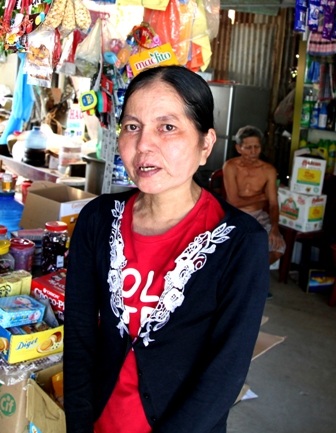 Chị Mai không chỉ có gương mặt già nua mà còn mang nhiều bệnh tật.