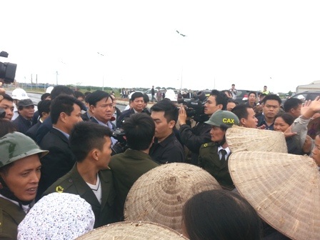 Dân quây Bộ trưởng phản ánh nỗi bức xúc.