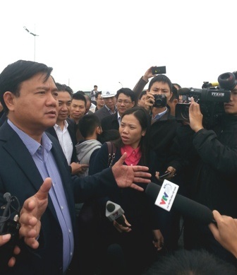 Bộ trưởng Thăng hứa sẽ có đường cho dân đi lại vào ngày 12/11 tới.