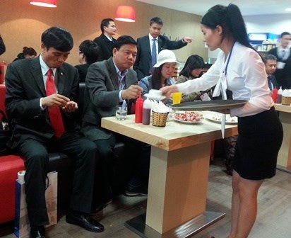 Bộ trưởng Đinh La Thăng trong một lần kiểm tra giá dịch vụ tại sân bay Nội Bài - Hà Nội