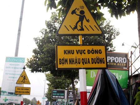 Biển báo lạ cảnh báo “Khu vực đông bợm nhậu qua đường” - 1 Biển báo lạ cảnh báo khu vực có đông bợm nhậu qua đường.