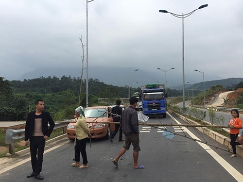 Người dân lại chặn đường cao tốc Nội Bài - Lào Cai - 1 Người dân chặn đường cao tốc Nội Bài- Lào Cai ngày 14-11. Ảnh: Thanh Phong