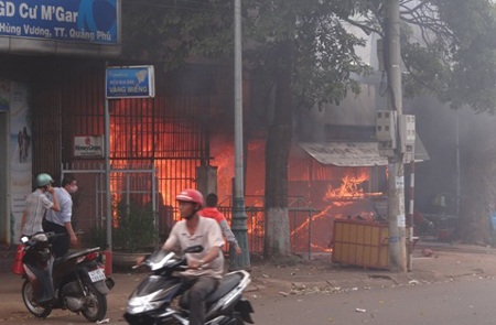 Hỏa hoạn thiêu rụi xưởng cơ khí - 1 Cả xưởng cơ khí cháy rực.