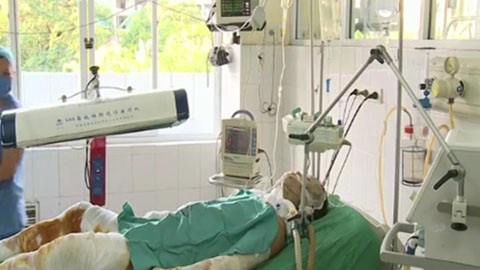 Chiến sĩ duy nhất sống sót vụ trực thăng Mi171 rơi đã nói chuyện được - 1 Chiến sĩ vụ máy bay Mi171 rơi được điều trị tích cực tại Viện Bỏng QG