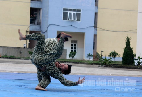Bộ đội Đặc công trình diễn võ thuật - 3 Phi thân qua vòng lửa.
