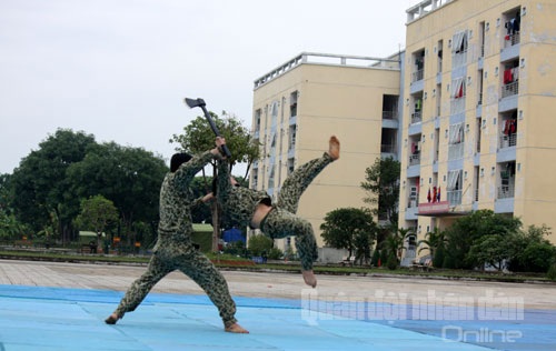 Bộ đội Đặc công trình diễn võ thuật - 4 Phi thân qua vòng lửa.