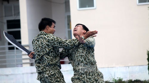 Bộ đội Đặc công trình diễn võ thuật - 5 Phi thân qua vòng lửa.