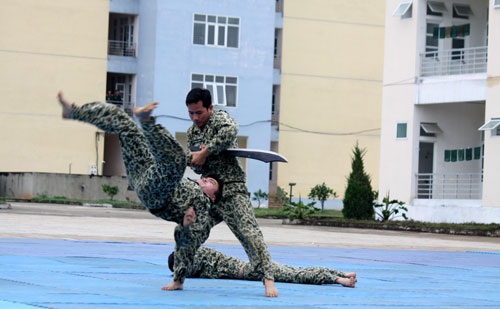 Bộ đội Đặc công trình diễn võ thuật - 6 Phi thân qua vòng lửa.