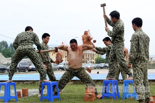 Bộ đội Đặc công trình diễn võ thuật - 8 Dùng vai...