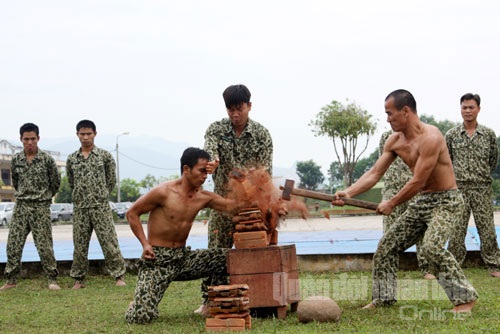 Bộ đội Đặc công trình diễn võ thuật - 9 ...và cánh tay kê gạch, hứng búa tạ.