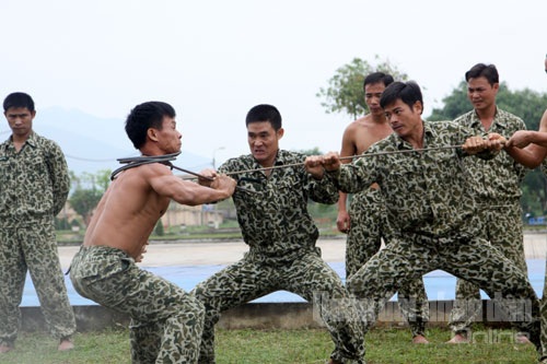 Bộ đội Đặc công trình diễn võ thuật - 11 ...trước khi một chiến sĩ đặc công vận công quấn thanh sắt như quấn...khăn quanh cổ.