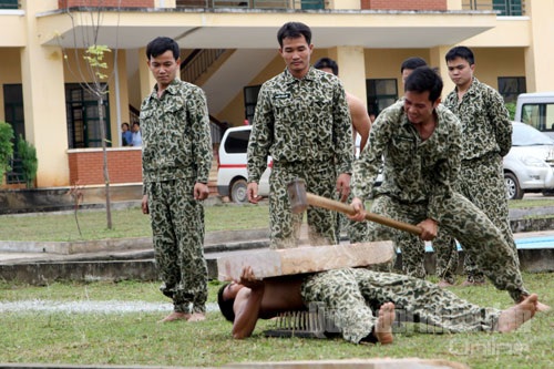 Bộ đội Đặc công trình diễn võ thuật - 12 Lưng nằm bàn chông, bụng kê bê tông, chịu sức công phá của búa tạ.
