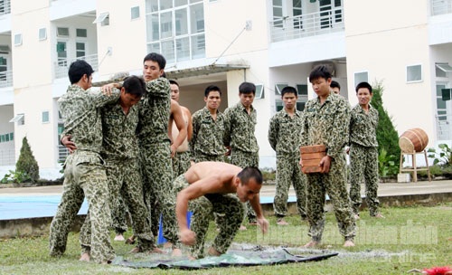 Bộ đội Đặc công trình diễn võ thuật - 14 Cú nhảy an toàn, song vẫn khiến nhiều vị khách tham quan thót tim.