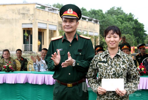 Bộ đội Đặc công trình diễn võ thuật - 17 Một cặp đôi học viên năm thứ nhất của Trường Sĩ quan Đặc công thi đấu võ chiến đấu tay không.