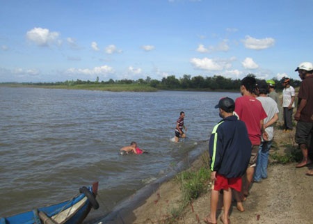 Lặn tìm thi thể em C.