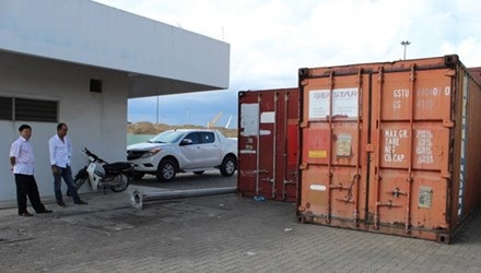 Xử lý thành công 7.000 lít dầu chứa hóa chất siêu độc - 1 Máy biến thế và dầu biến thế nhiễm PCB được đóng trong các container.