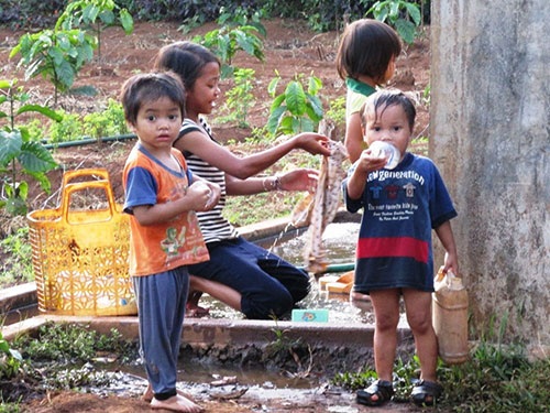 Làng... "siêu đẻ" - 1 Rất nhiều trẻ em của làng Ea Luh thất học, không việc làm và sẽ thành gánh nặng cho xã hội